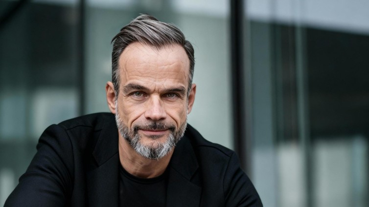 Thomas Marzano van ASML naar AI-strateeg: ‘Ik kan de urgentie om vooruit te kijken niet hard genoeg onderstrepen’